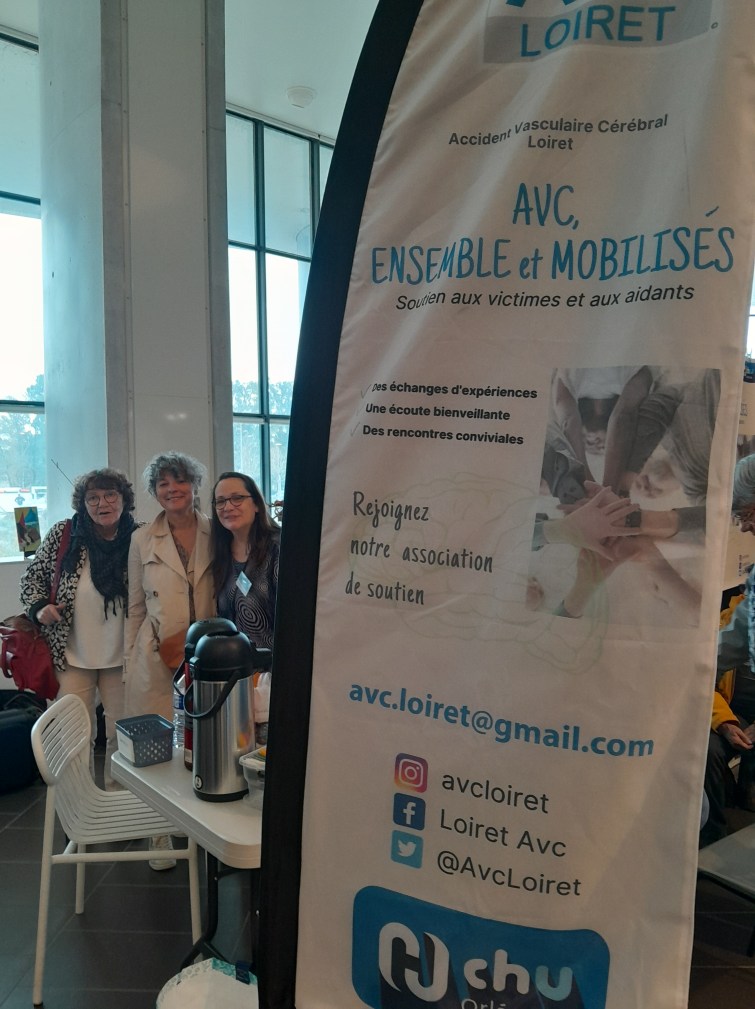 Marie Noëlle avec Isabelle et Sophie du RLS, sur le stand d'AVC Loiret au CHU le 29 10 2024